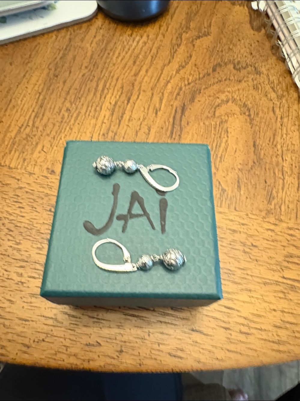 New JAI sterling silver pretty 
Hammered & flower carved Leverback Earrings - Picture 5 of 5
